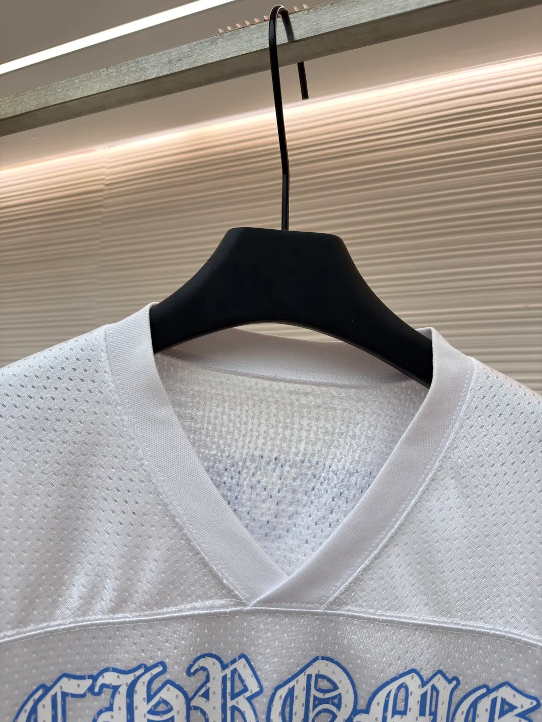 Chrome Hearts Glitter Hockey Jersey ●Item No.: 1681548-A35 ●Fabric: High-density 100D bird's eye fabric ●Technology: Mesh positioning production ●Color: White ●Version: Loose fit ●Weight: about 490 grams ●Size: S-M-L ●Description: YB open panel, custom dyed color, the highest version on the market. The fabric is made of high-density 100D bird's eye cloth. Double-sided mesh positioning is very time-consuming and the cost of labor loss is very high. It is not a single-layer thin transparent bottom junk product on the market. It has the same OS version for men and women. The overall wiring is straight and delicate, the fabric is comfortable and soft, and the color is consistent without color difference. It can be matched with the same style to create a fashionable look and control various occasions. Customized accessories, complete with three standards, same style for men and women!